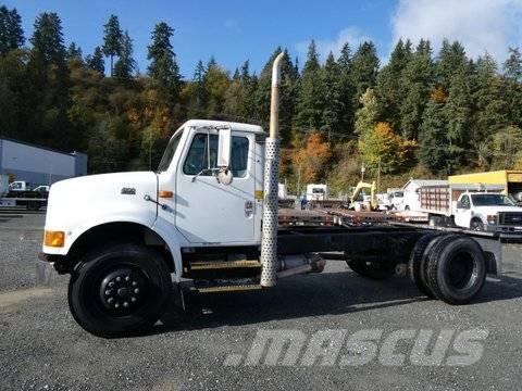 International 4900 شاحنات بمقصورة وهيكل