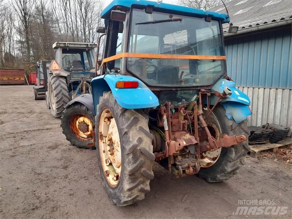 New Holland 4835 الجرارات