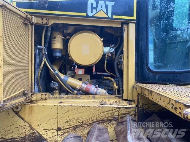 CAT D 6 R بلدوزرات مجنزرة