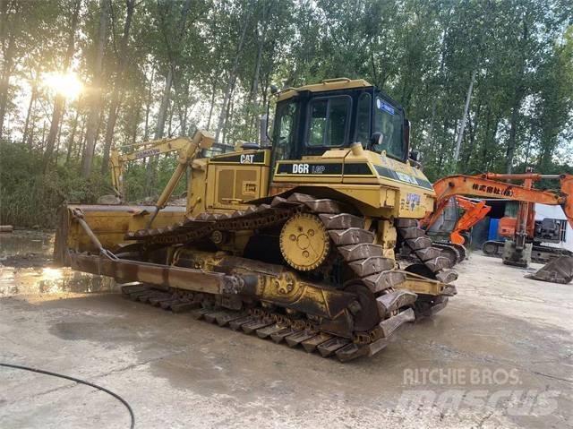 CAT D 6 R بلدوزرات مجنزرة
