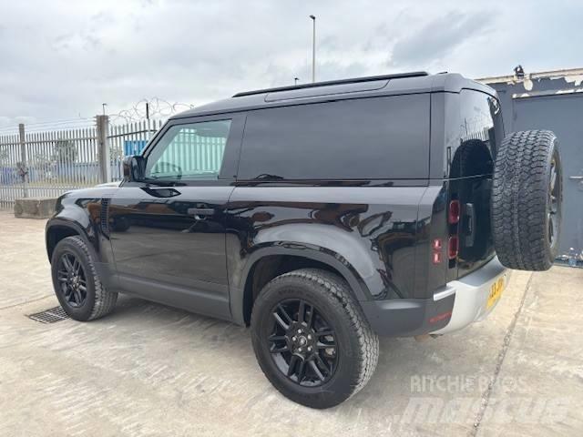 Land Rover Defender شاحنة مقفلة