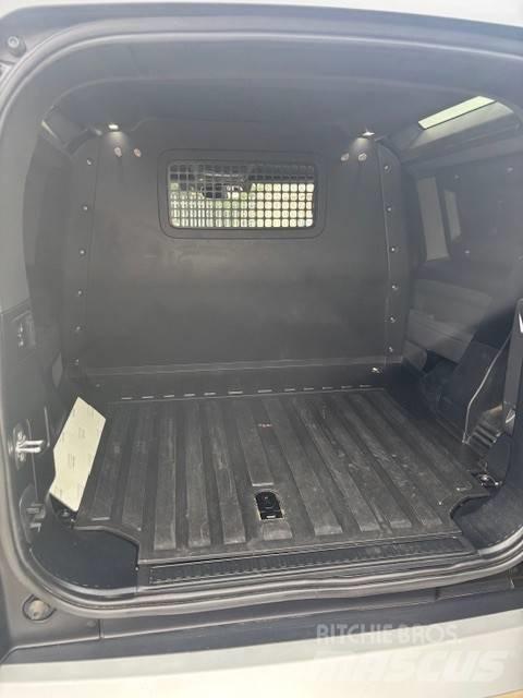 Land Rover Defender شاحنة مقفلة