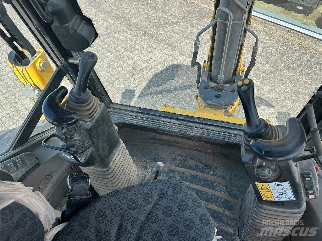 New Holland B 100 C لوادر ذات جرافات عكسية