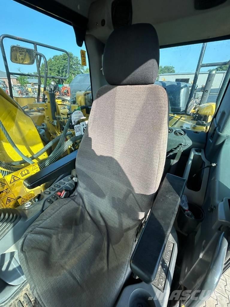 Komatsu PC 210 LC-11 حفارات زحافة