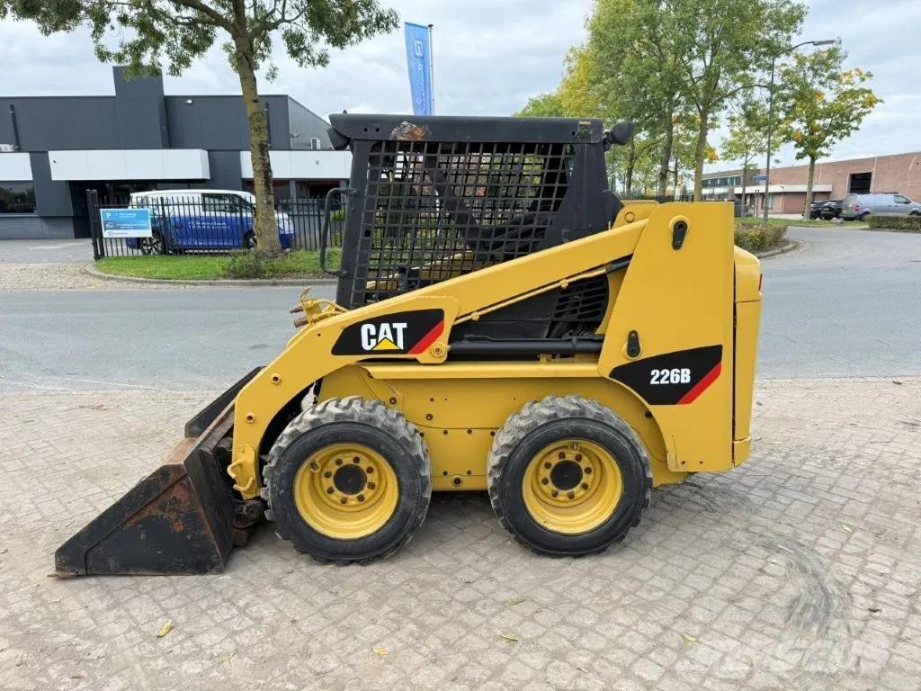 CAT 216B لوادر انزلاقية التوجيه
