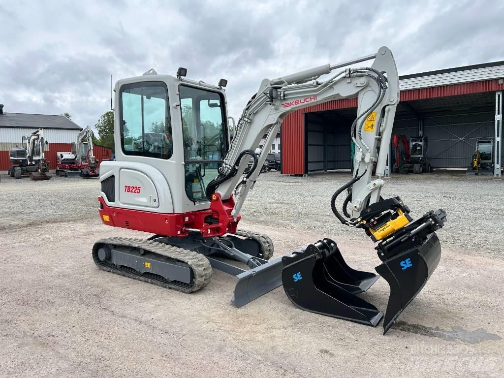 Takeuchi TB225 حفارات صغيرة أقل من 7 طن (حفارات صغيرة)