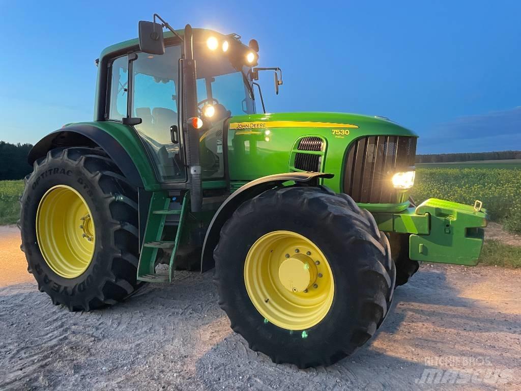 John Deere 7530 الجرارات