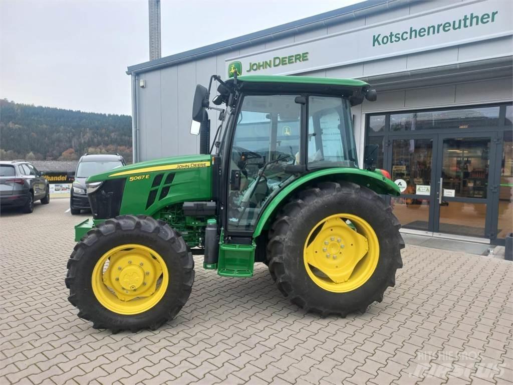 John Deere 5067E الجرارات