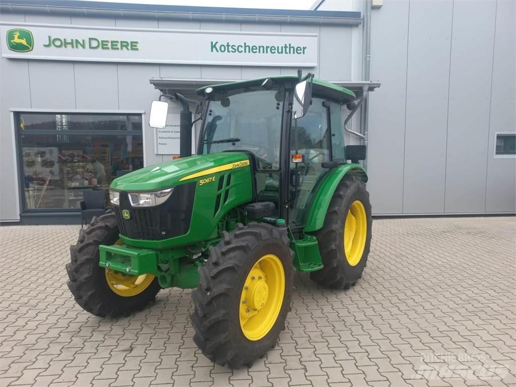 John Deere 5067E الجرارات
