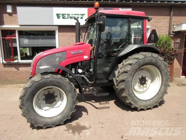 Valtra A93 HITECH الجرارات