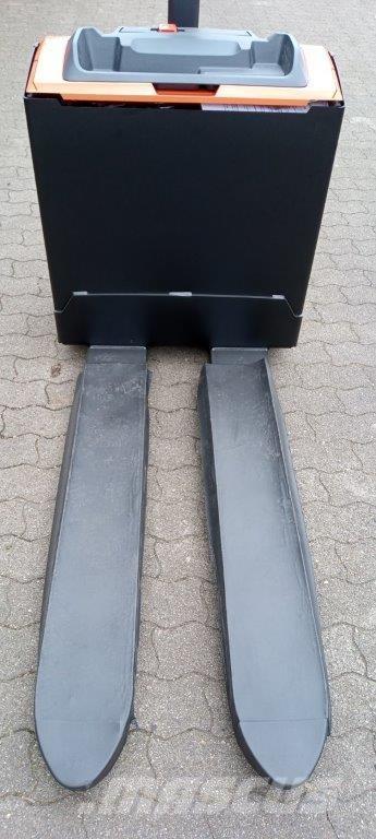 Toyota LWE 200 معدات التكديس الجوالة