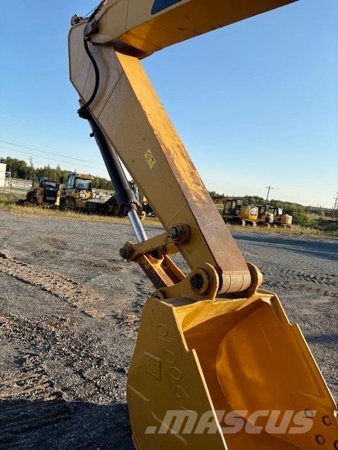CAT 320 D حفارات زحافة