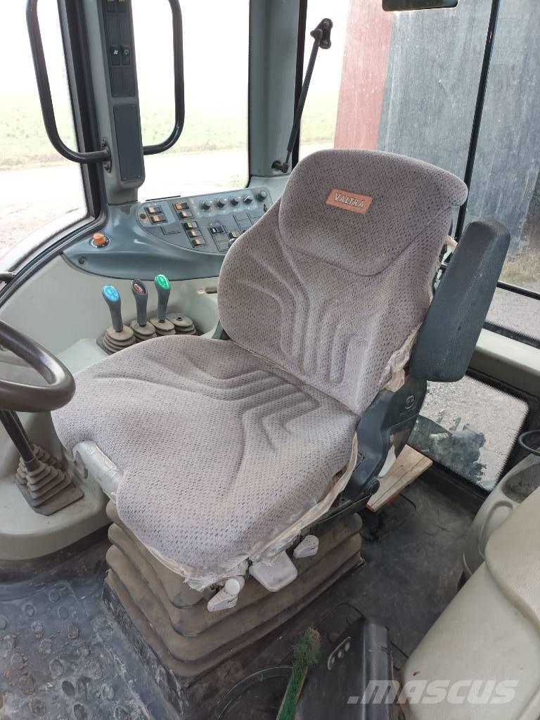 Valtra N 141 الجرارات