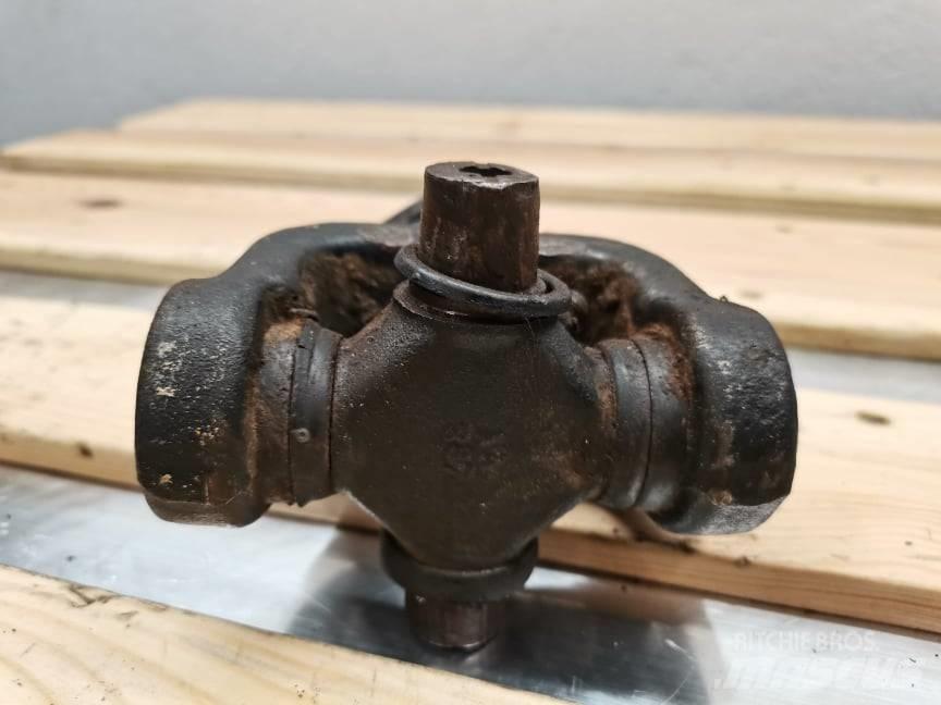 CAT TH 82 {gear shaft} محور العجلة