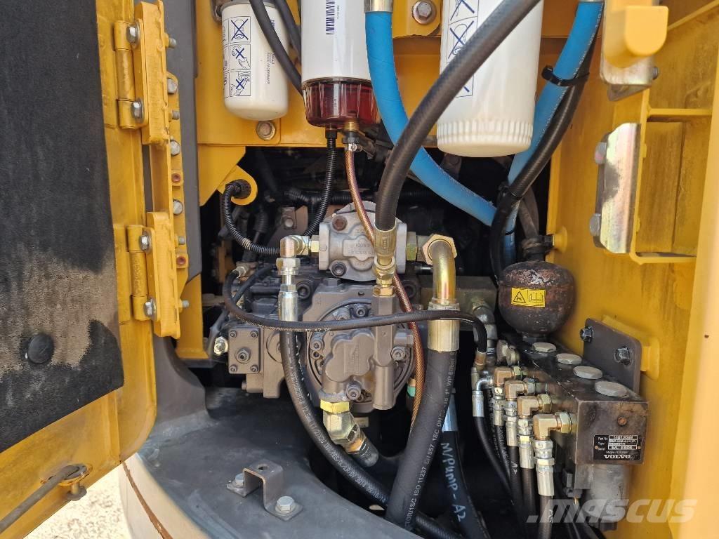Volvo ECR 145 D حفارات زحافة