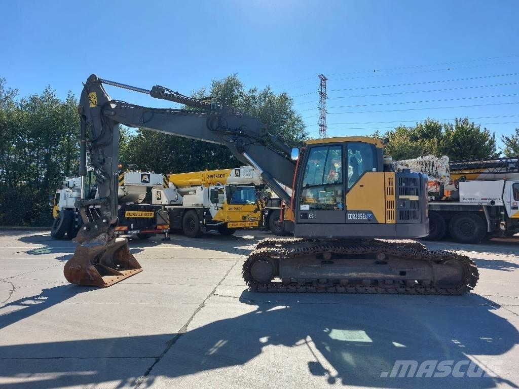 Volvo ECR 235 E حفارات زحافة