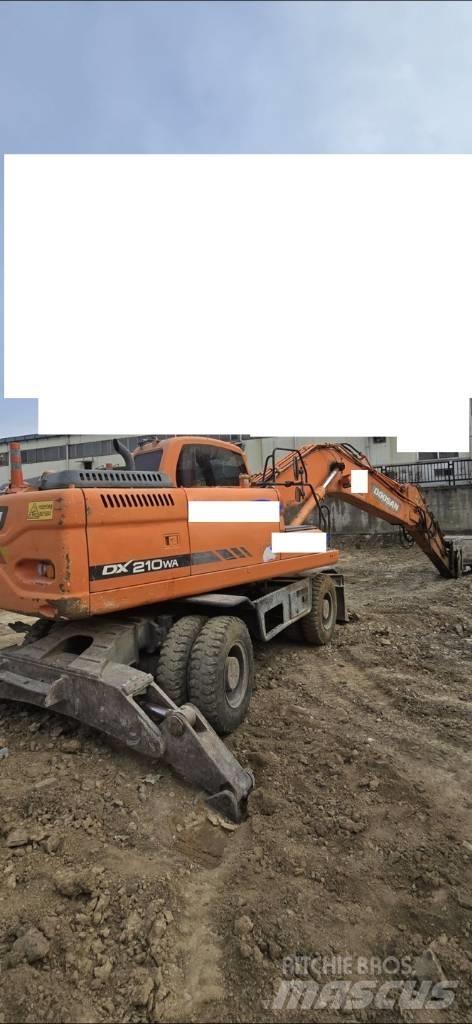 Doosan DX 210 W حفارات بعجل