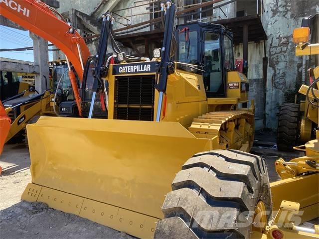 CAT D 6 G بلدوزرات مجنزرة