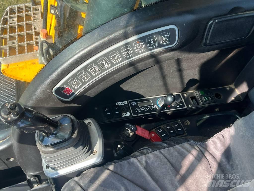 JCB JS 145 W حفارات بعجل