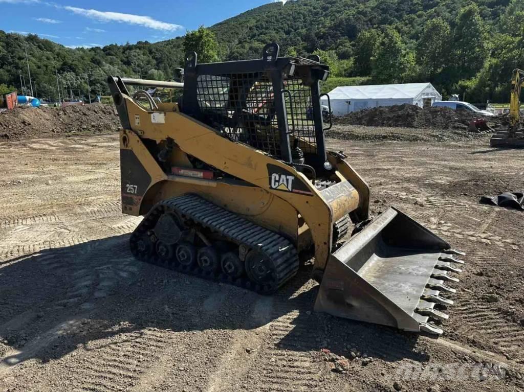 CAT 257 لوادر زحافة