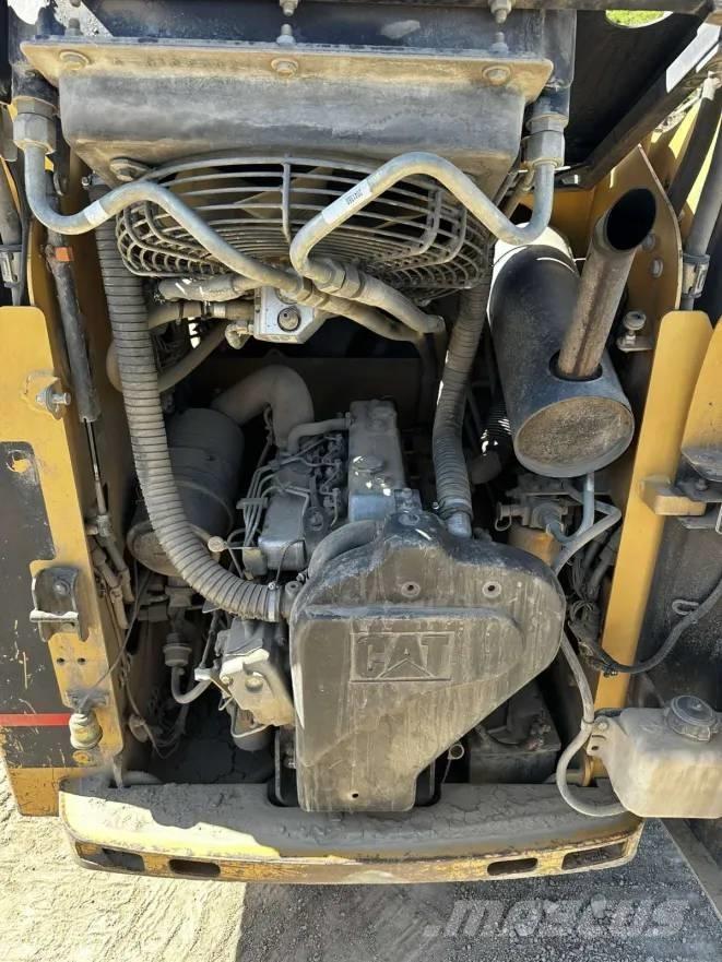 CAT 257 لوادر زحافة