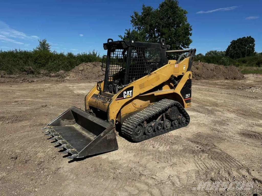 CAT 257 لوادر زحافة