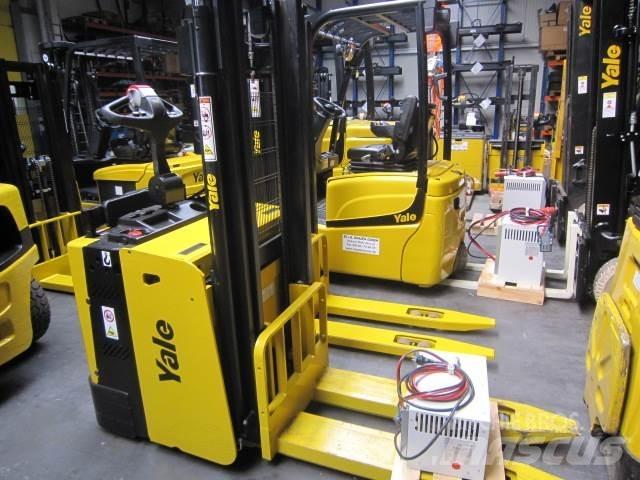 Yale MS15X-IL رافعة منخفضة المستوى ذات منصة