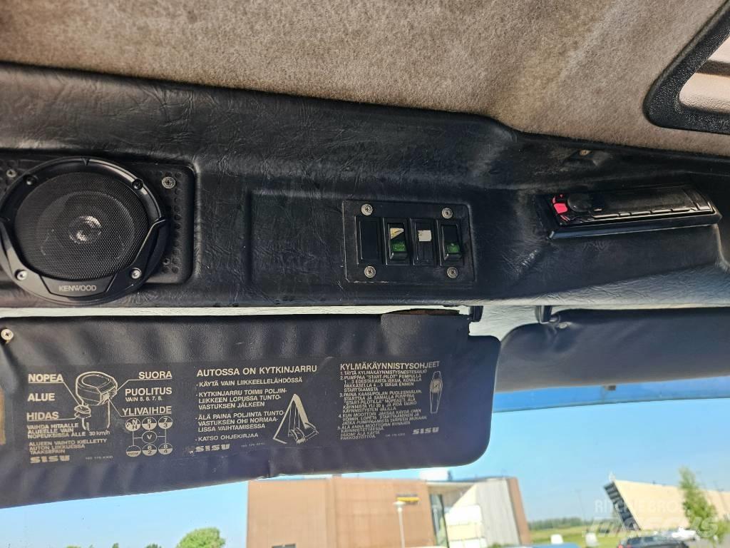 Sisu SM300 8X2 شاحنات نقل آلة الغابات