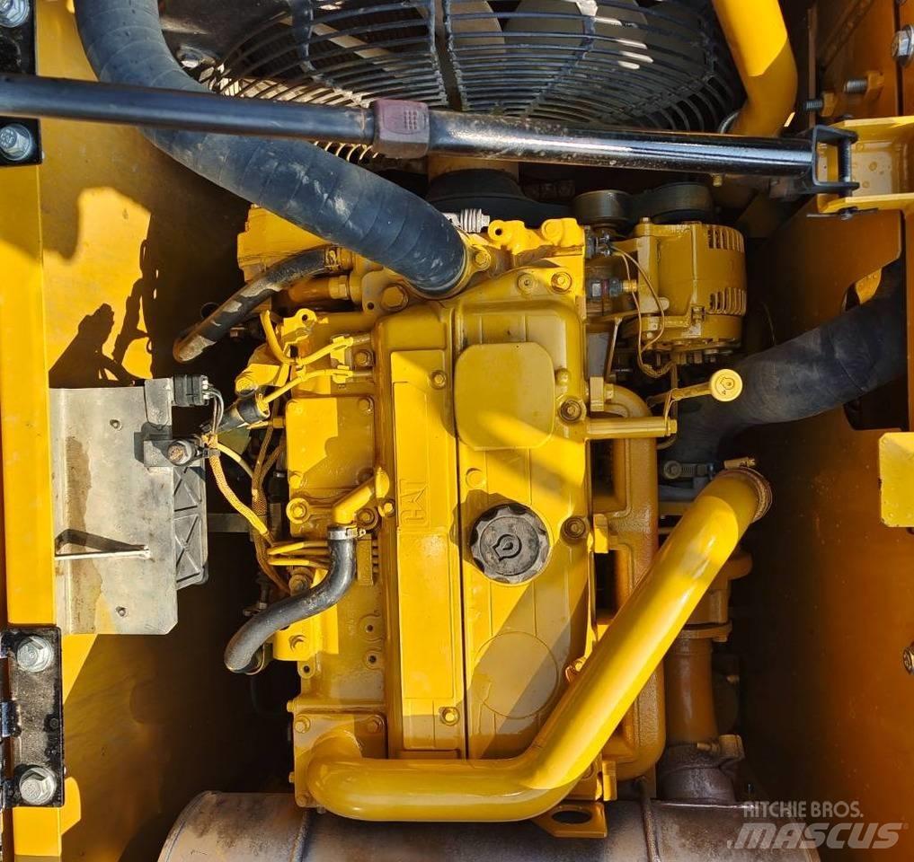 CAT 313D2GC حفارات زحافة
