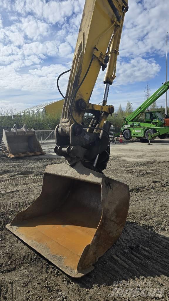 Komatsu PC 210 LC-8 حفارات زحافة
