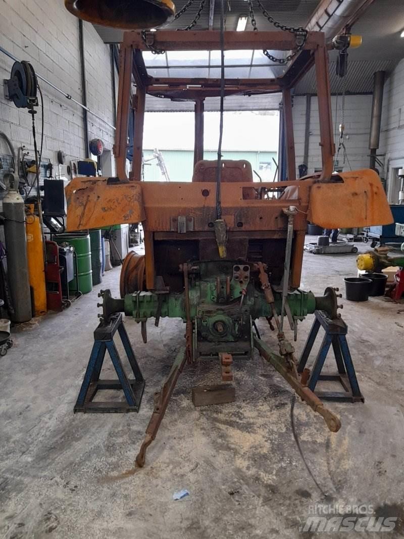 John Deere 2450 الجرارات