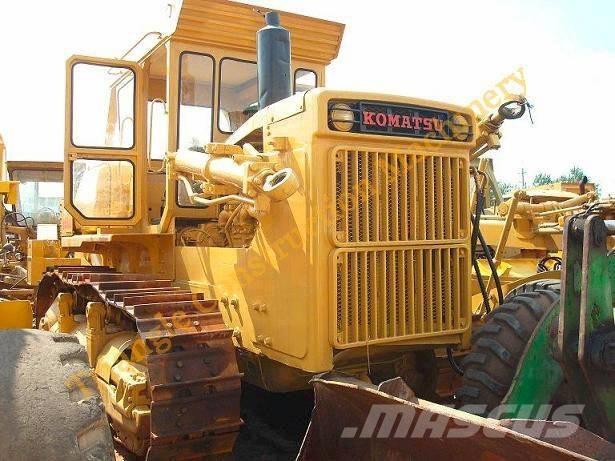 Komatsu d155a-1 بلدوزرات مجنزرة