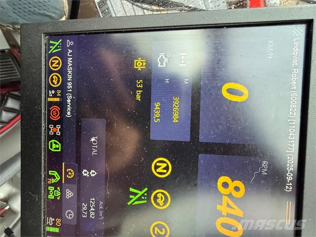 Komatsu 951 حصادات