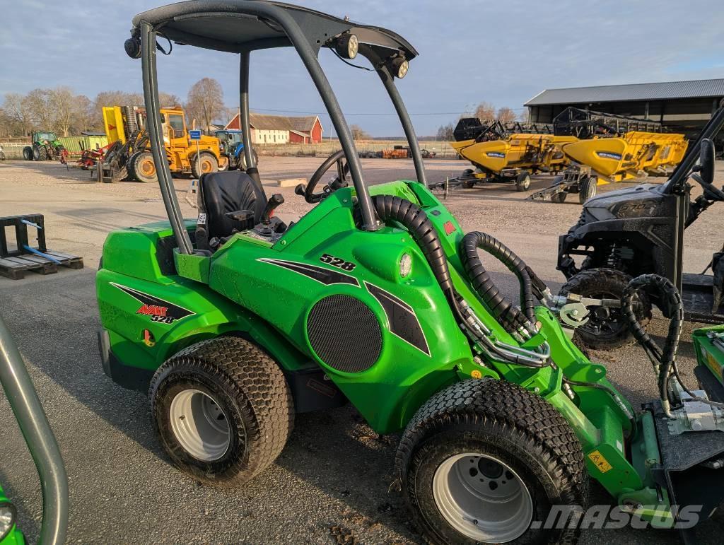 Avant 528 لوادر انزلاقية التوجيه