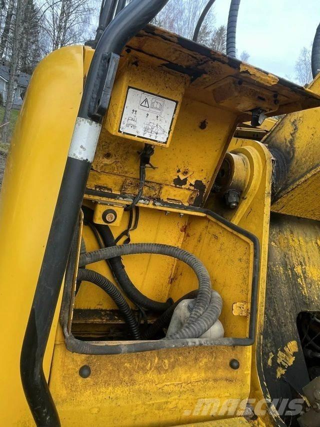 JCB JS 200 LC حفارات زحافة