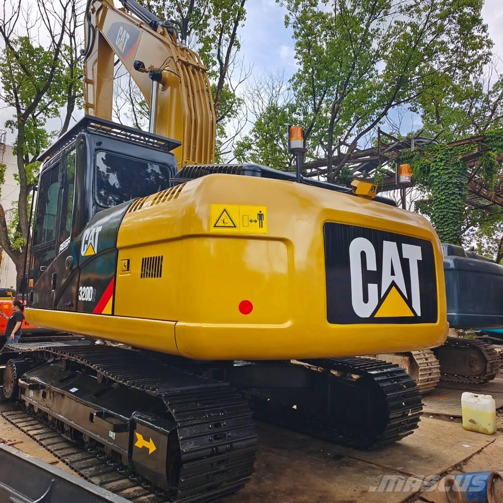 CAT 320 D2 حفارات زحافة