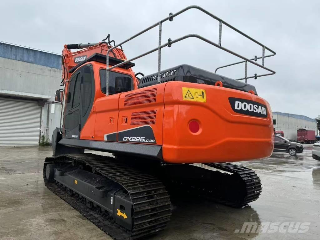 Doosan DX 225 LC حفارات زحافة