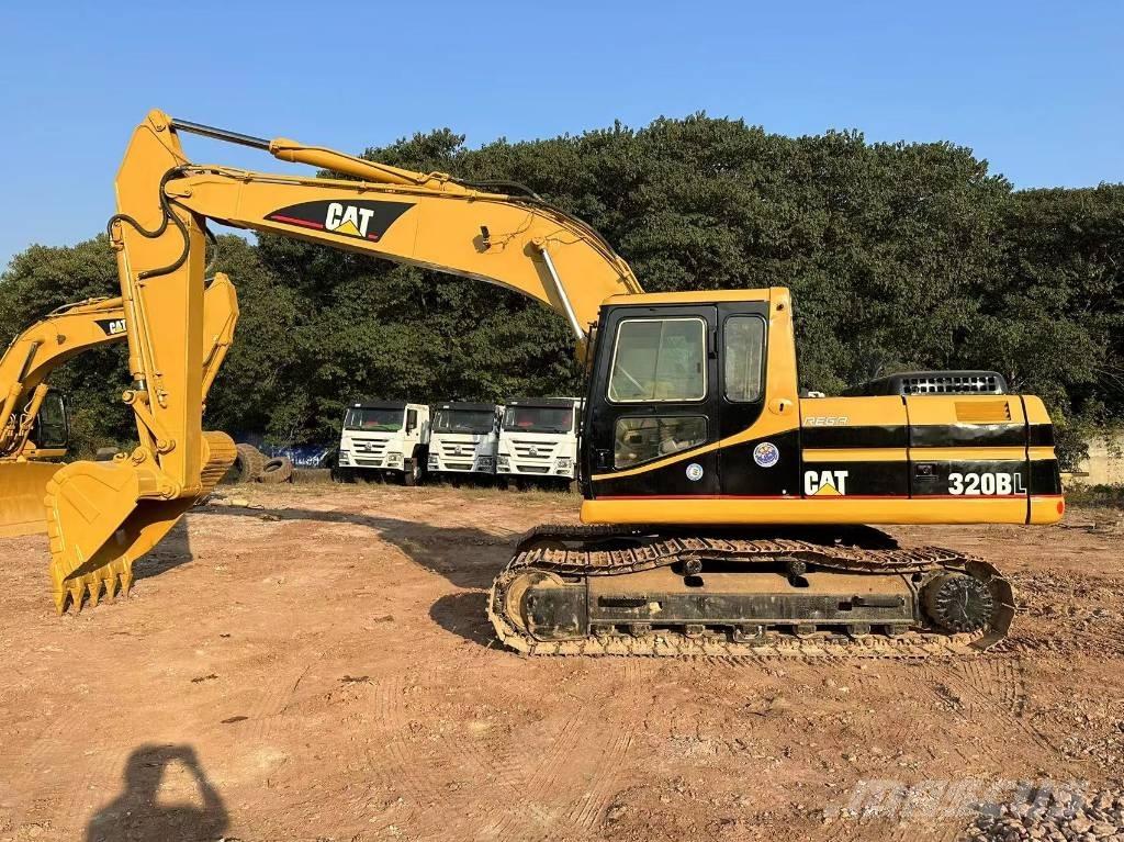 CAT 320B حفارات زحافة
