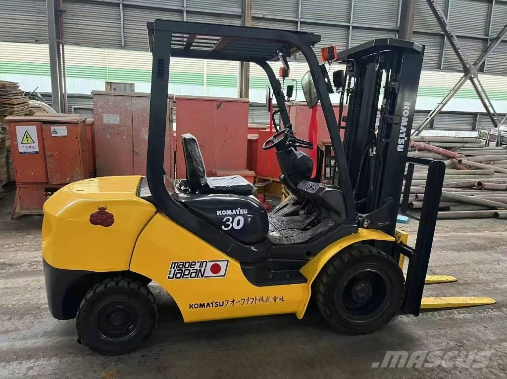 Komatsu FD 30 T-17 شاحنات الديزل