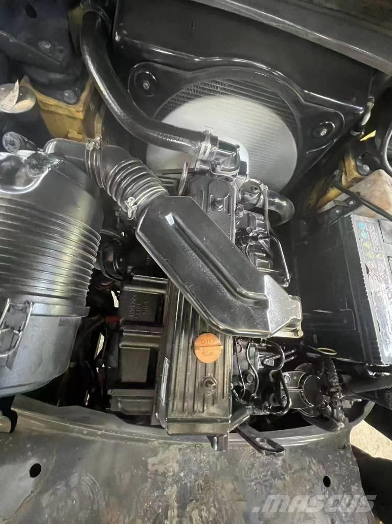 Komatsu FD 30 T-17 شاحنات الديزل