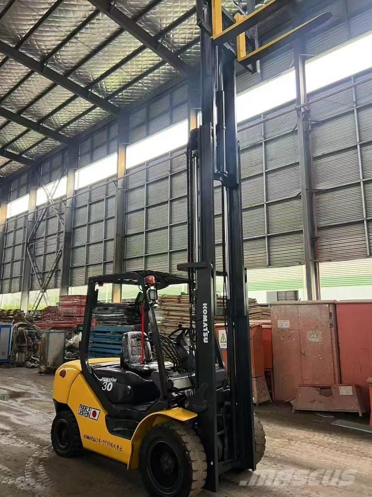 Komatsu FD 30 T-17 شاحنات الديزل