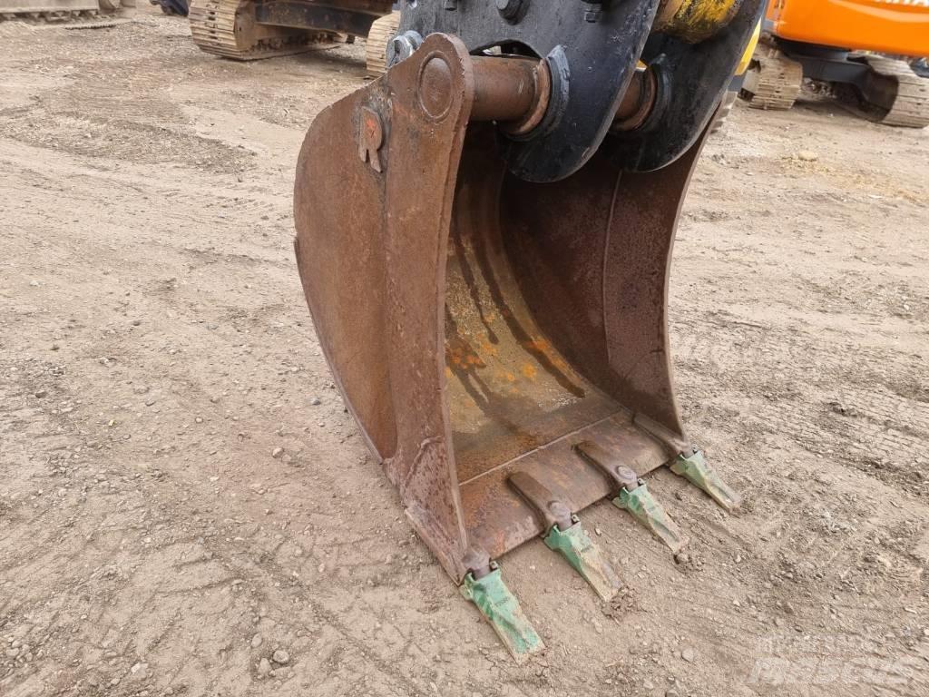 JCB JS 210 LC حفارات زحافة
