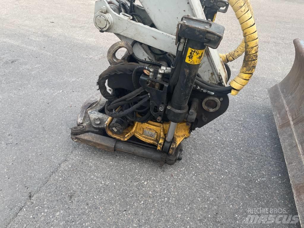 Takeuchi TB 2150 R حفارات زحافة