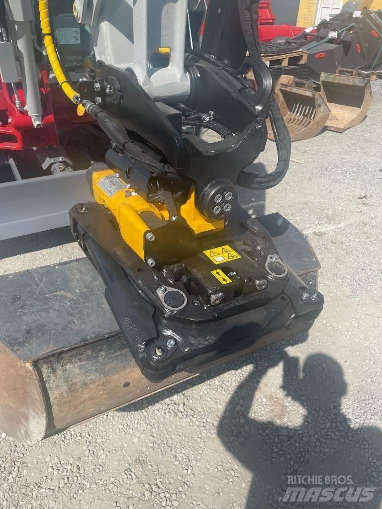 Takeuchi TB 2150 R حفارات زحافة