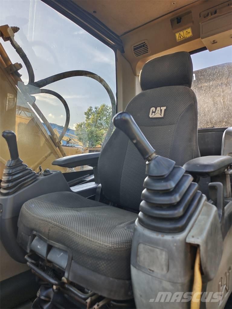 CAT 320 D حفارات زحافة