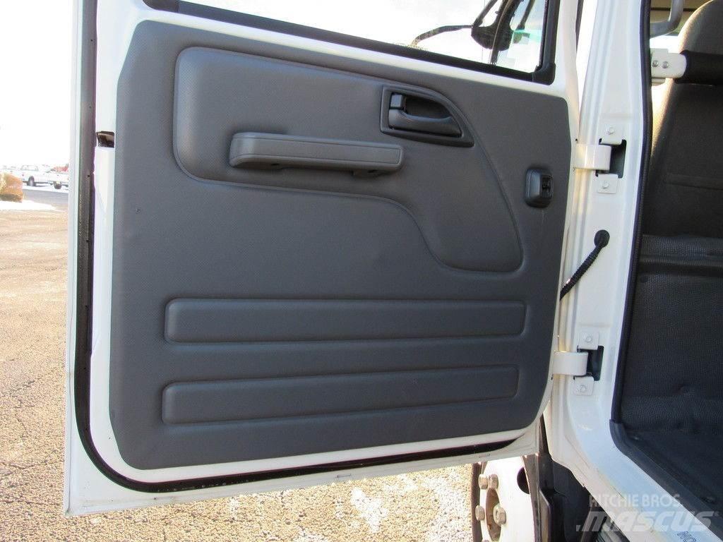 Isuzu NPR HD شاحنات مسطحة/مفصلية الجوانب