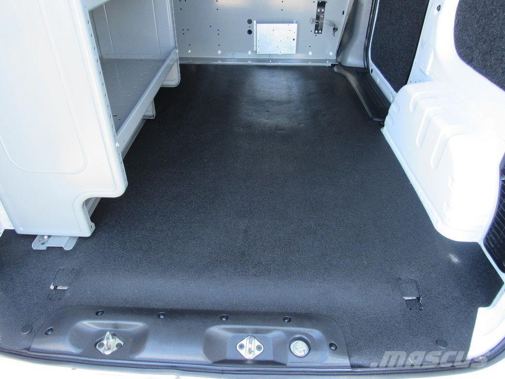 Nissan NV200 شاحنة مقفلة