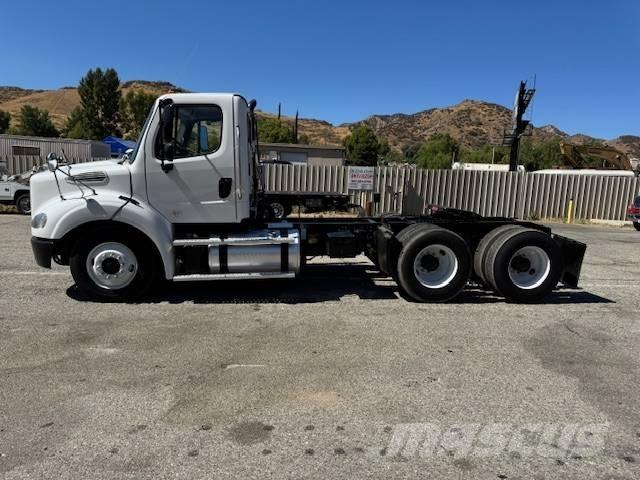 Freightliner M 112 شاحنات بمقصورة وهيكل