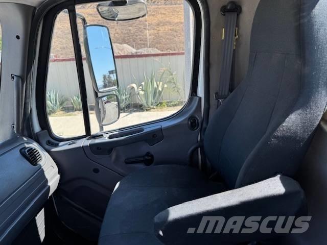 Freightliner M 112 شاحنات بمقصورة وهيكل