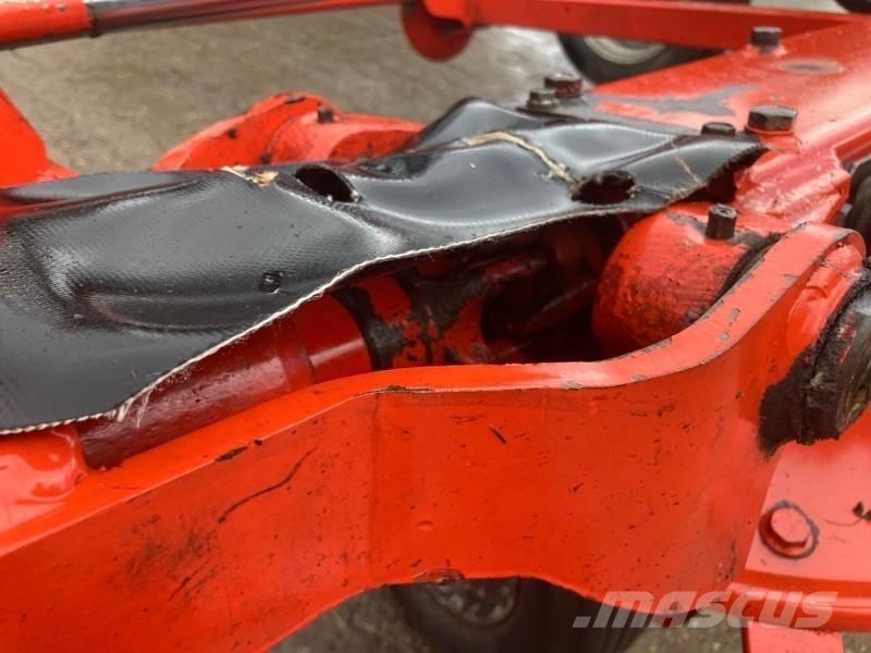 Kuhn GF 8702 T مكابس وميبسات التبن